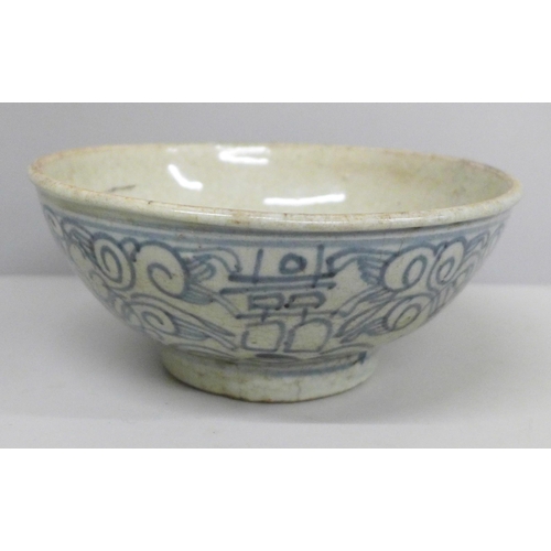 647 - A Chinese bowl, 16cm