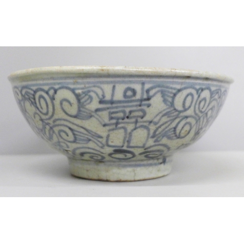 647 - A Chinese bowl, 16cm