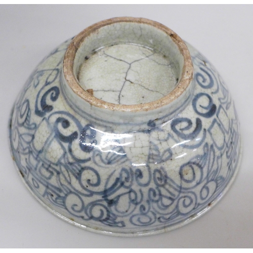 647 - A Chinese bowl, 16cm