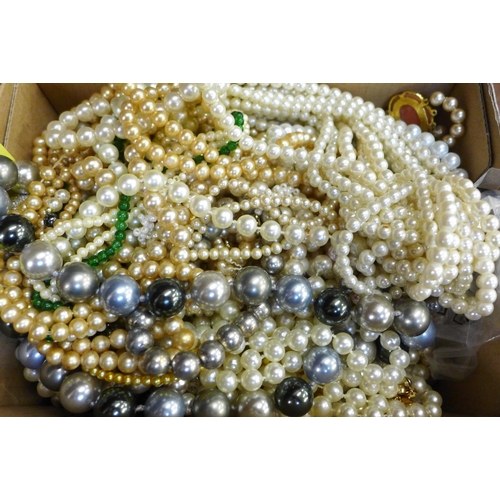 667 - A collection of pearl necklets