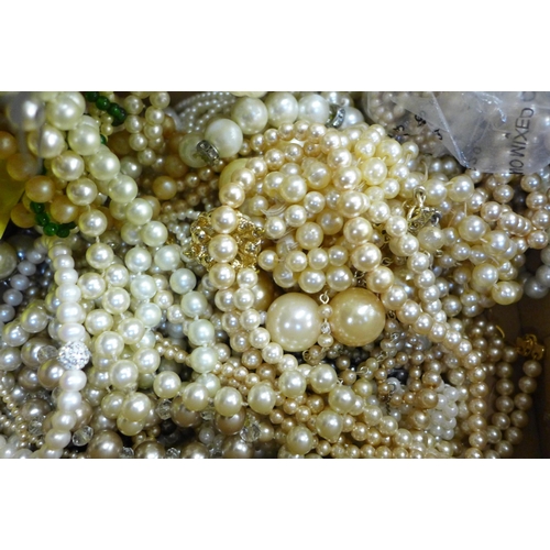 667 - A collection of pearl necklets