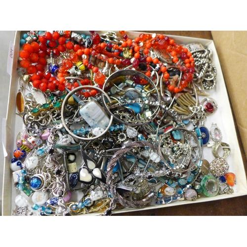 700 - Costume jewellery