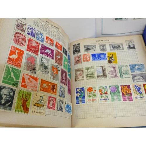 747 - Stamp albums and postcard booklets