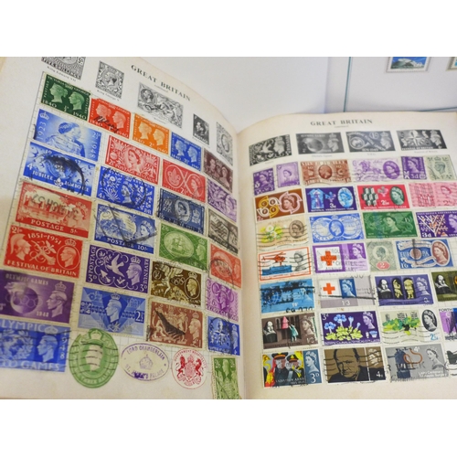 747 - Stamp albums and postcard booklets