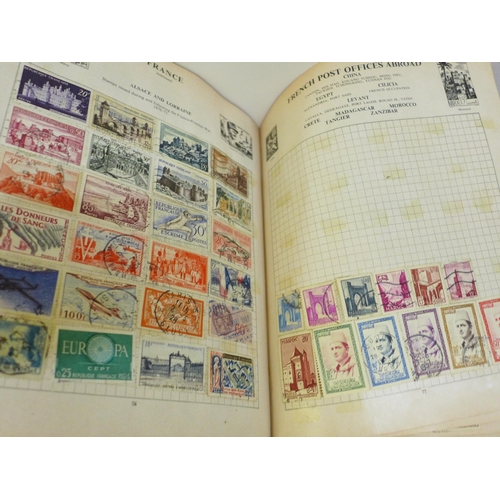 747 - Stamp albums and postcard booklets