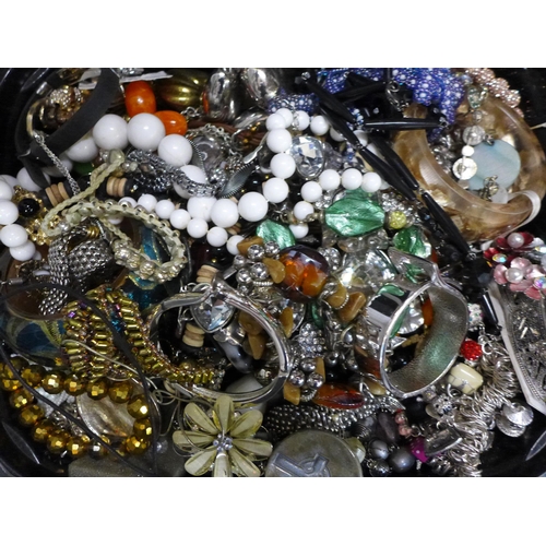 757 - A collection of costume jewellery