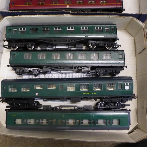 758 - Eight model railway carriages