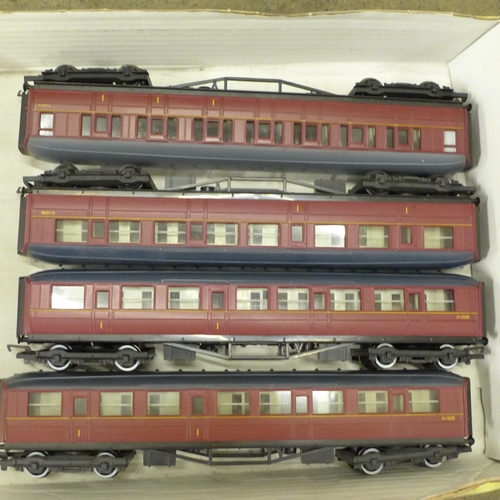 771 - Eight model railway carriages