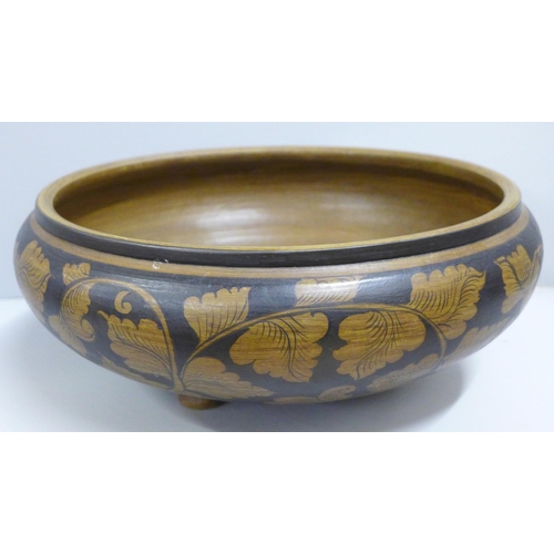 787 - A large bowl on three feet with leaf detail, diameter 34cm