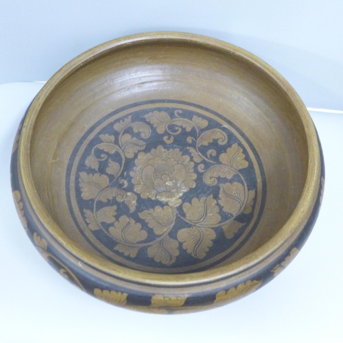 787 - A large bowl on three feet with leaf detail, diameter 34cm