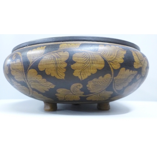 787 - A large bowl on three feet with leaf detail, diameter 34cm