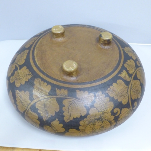 787 - A large bowl on three feet with leaf detail, diameter 34cm