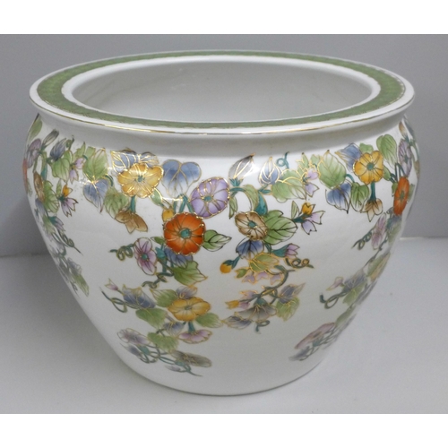 790 - A Chinese goldfish bowl jardiniere, 24cm tall