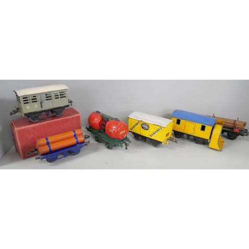 804 - A collection of 25 Hornby O gauge tinplate wagons including a snow-plough, Fyffes Banana van, Southe... 