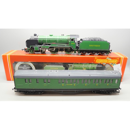 812 - Hornby Railways R380 SR Schools Class V Locomotive 'Stowe' and a Southern carriage