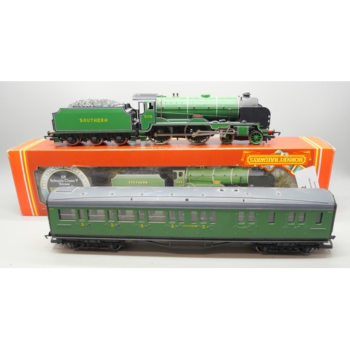 812 - Hornby Railways R380 SR Schools Class V Locomotive 'Stowe' and a Southern carriage