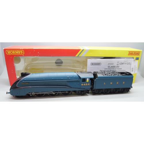 813 - Hornby Railways OO gauge 'Railroad' series R2779 LNER Class A4 Falcon locomotive