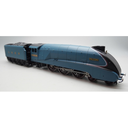 813 - Hornby Railways OO gauge 'Railroad' series R2779 LNER Class A4 Falcon locomotive