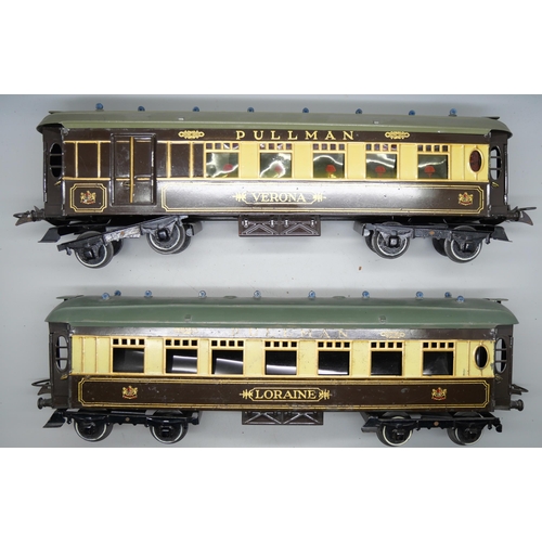 818 - Two Hornby O gauge model Pullman railway carriages, 'Verona' and 'Loraine'