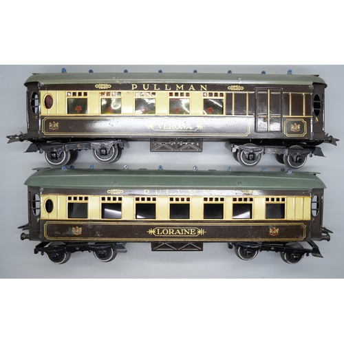 818 - Two Hornby O gauge model Pullman railway carriages, 'Verona' and 'Loraine'