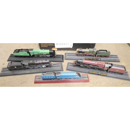 820 - A collection of Hornby O gauge tinplate buildings and railway accessories including a station, signa... 