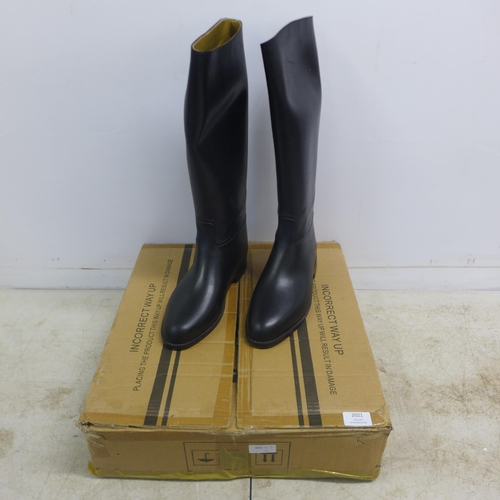 2021 - A pair of Toggi riding boots, size 8