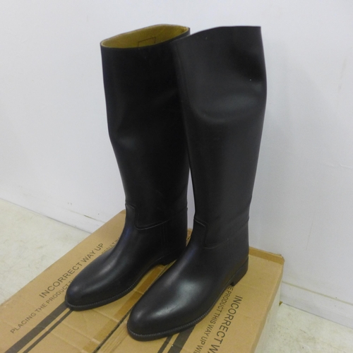 2021 - A pair of Toggi riding boots, size 8