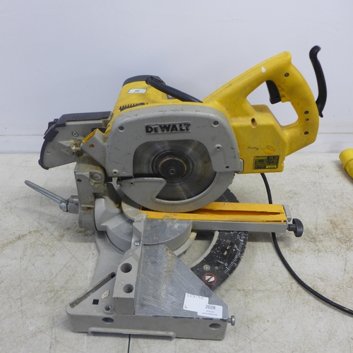 2028 - A DeWalt DW707 216mm 110v cross cut mitre saw