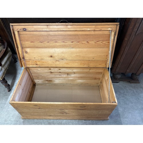 230 - A pine blanket box