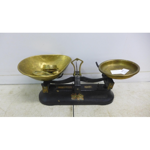 2072 - A set of vintage kitchen weighing scales with some brass weights, a set of kitchen knives complete w... 