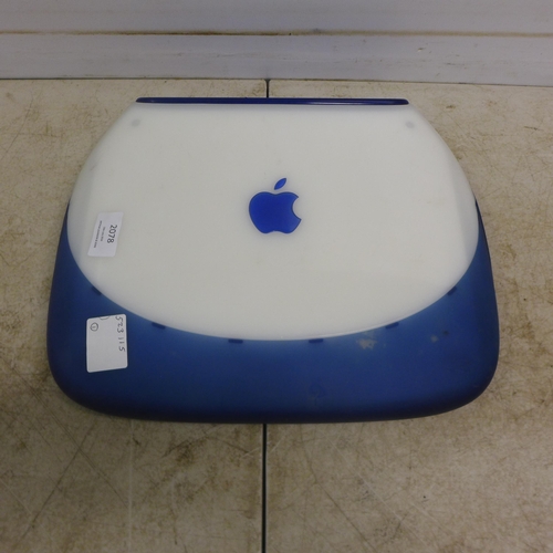 2078 - An Apple iBook model M6411 portable laptop with charging cable