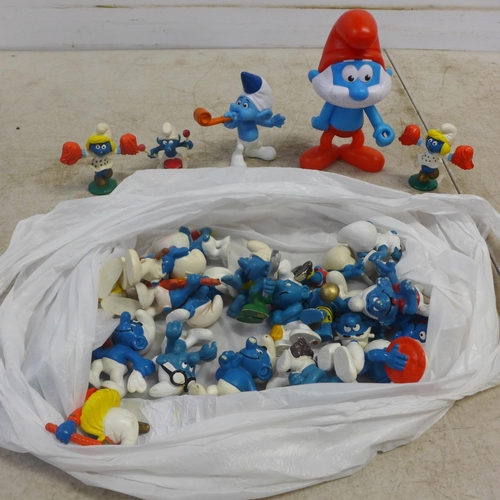 2081C - 26 Smurf toys/ornaments