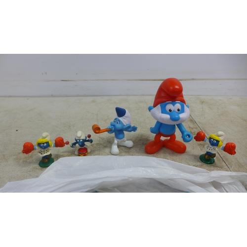 2081C - 26 Smurf toys/ornaments