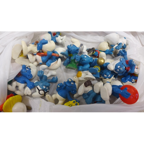 2081C - 26 Smurf toys/ornaments