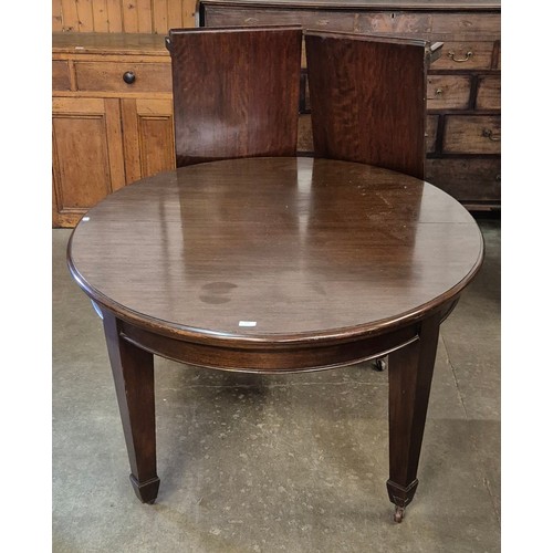 254 - An Edward VII mahogany extending dining table