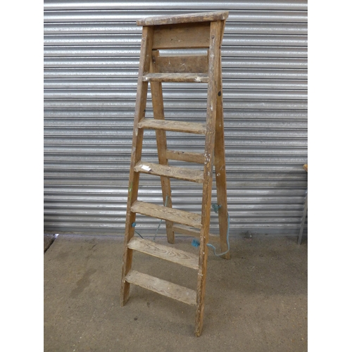 2212 - A 7 rung wooden step ladder