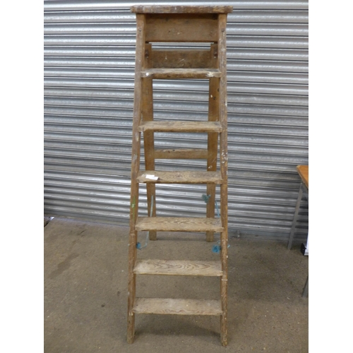 2212 - A 7 rung wooden step ladder