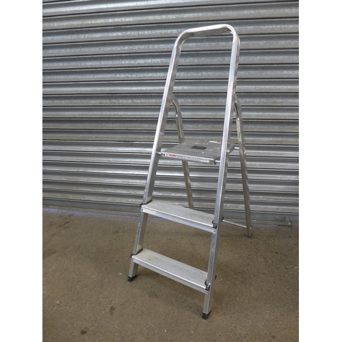 2213 - A 3 rung aluminium step ladder