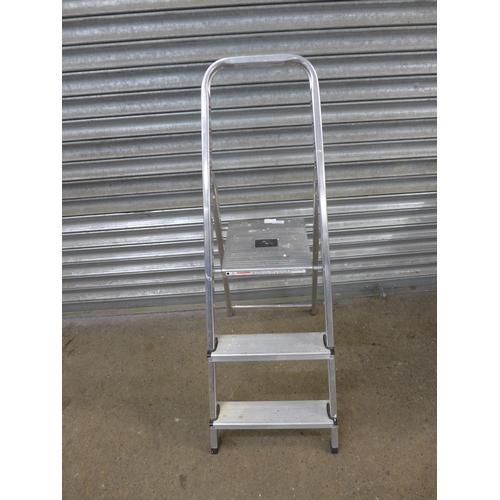 2213 - A 3 rung aluminium step ladder