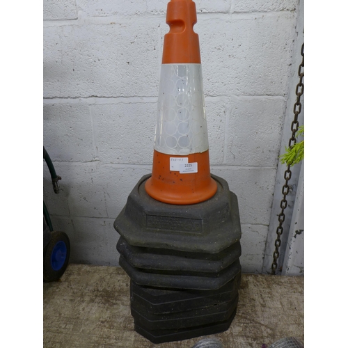 2225 - Six traffic cones