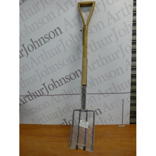 2228 - A Moulton Mill fork and shovel set