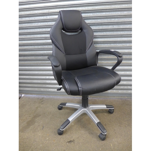 2291 - A black gaming chair