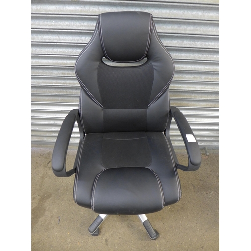 2291 - A black gaming chair