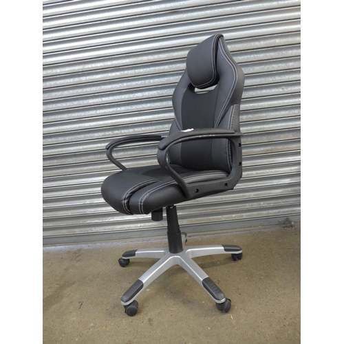 2291 - A black gaming chair