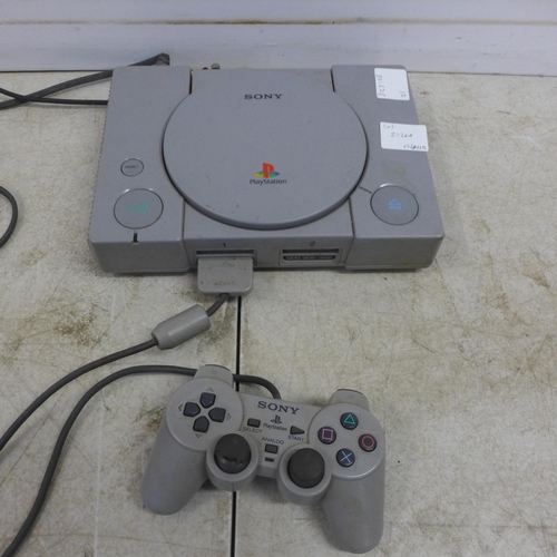 2126A - A PlayStation One console with 1 controller, power cable and scart cable