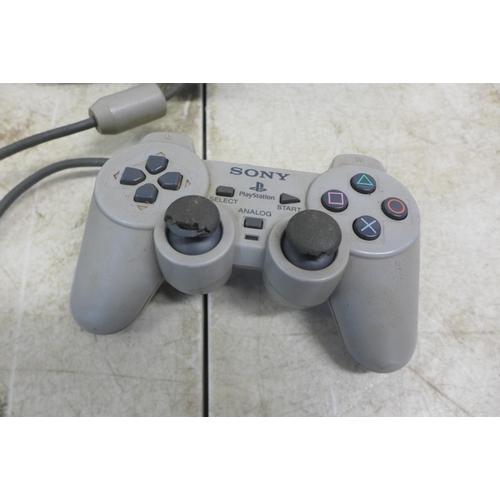 2126A - A PlayStation One console with 1 controller, power cable and scart cable