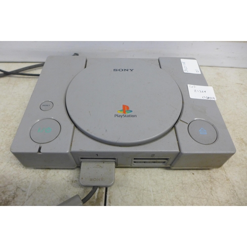 2126A - A PlayStation One console with 1 controller, power cable and scart cable