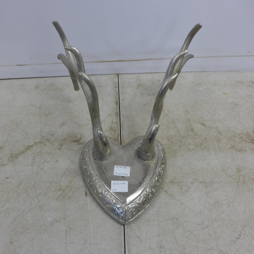 2136B - A pair of metal wall mountable decorative antlers