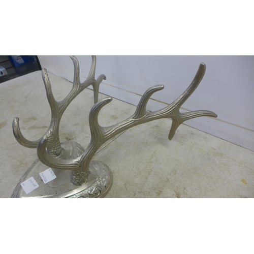 2136B - A pair of metal wall mountable decorative antlers