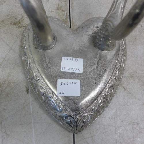 2136B - A pair of metal wall mountable decorative antlers